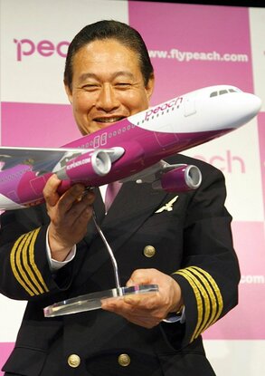 在成立亞洲(日本)航空之前,全日空就成立了以關西國際機場為據點的LCC蜜桃航空。這是在宣佈公司名稱的記者會上,全日空出身的CEO井上慎一以飛行員形像出鏡。 (2011年5月)
