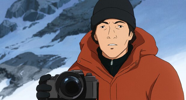 El fotógrafo de montaña Fukamachi Makoto fotografía al equipo japonés que trata de subir al Everest. ©Le Sommet des Dieux – 2021 / Julianne Films / Folivari / Mélusine Productions / France 3 Cinéman / Aura Cinéma 