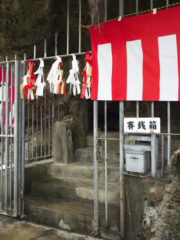 普段は施錠されているガマだが、旧正月の行事の際には内部に入って拝むことができる
