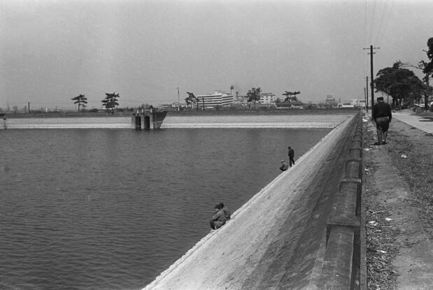 La Planta Purificadora de Yodobashi, que ya no estaba en funcionamiento. Este es el aspecto que presentaba el barrio de rascacielos de Shinjuku hace 59 años. (Fotografía realizada en abril de 1965 - Jiji Press)