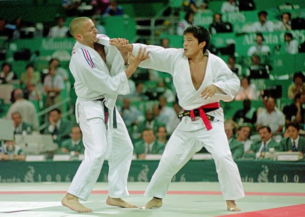 アトランタ五輪で決勝を戦う古賀稔彦=1996年7月23日(時事)