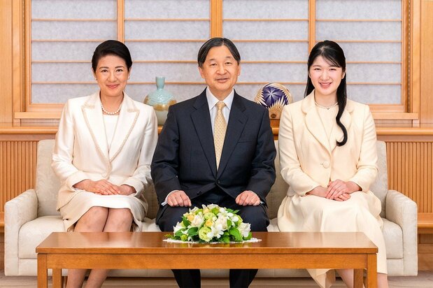 Emperor Naruhito (center), Empress Masako (left), and Princess Aiko celebrate New Year on January 1, 2023. (Courtesy the Imperial Household Agency)