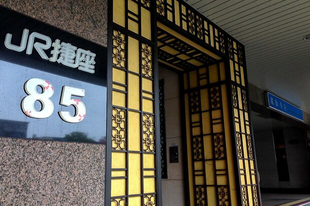 台北メトロ龍山寺駅出口にある「JR捷座」ビル。日本の「JR」と台北メトロの中国語名である「台北『捷』運」を組み合わせたもの。日台鉄道の雰囲気を醸し出そうと名付けたものと考えられる(nippon.com高橋郁文)