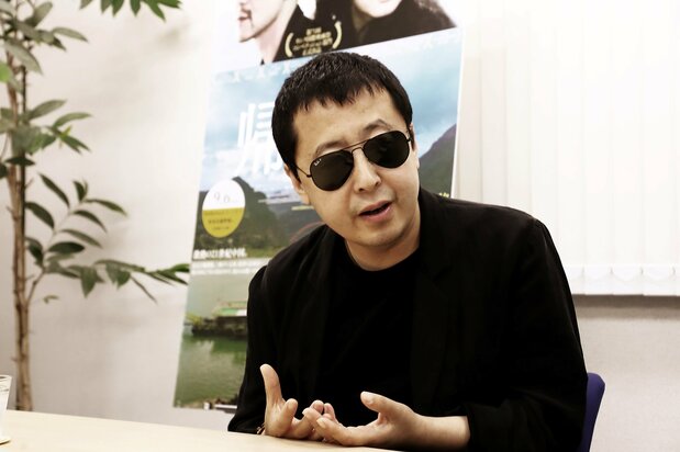 目を保護するため普段はサングラスを愛用するジャ・ジャンクー監督。最初に「かけたままで失礼します」と丁寧にことわりを入れる。中国ではサングラス姿の写真が新聞に載るのは読者の批判を受けるので「ご法度」だとか