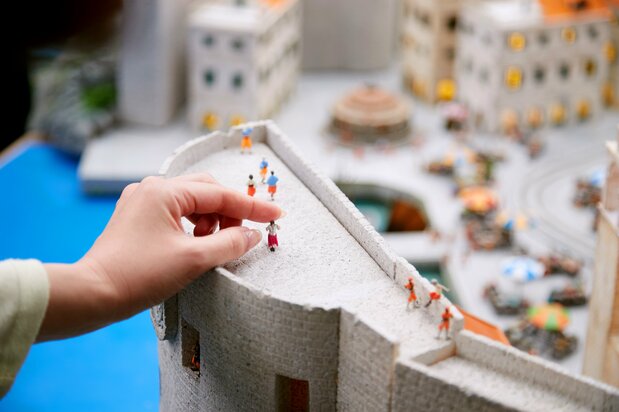 フィギュア設置の様子。3Dスキャンによって衣装やポーズも再現されるので、いろいろ準備してから出掛けよう 画像提供:SMALL WORLDS