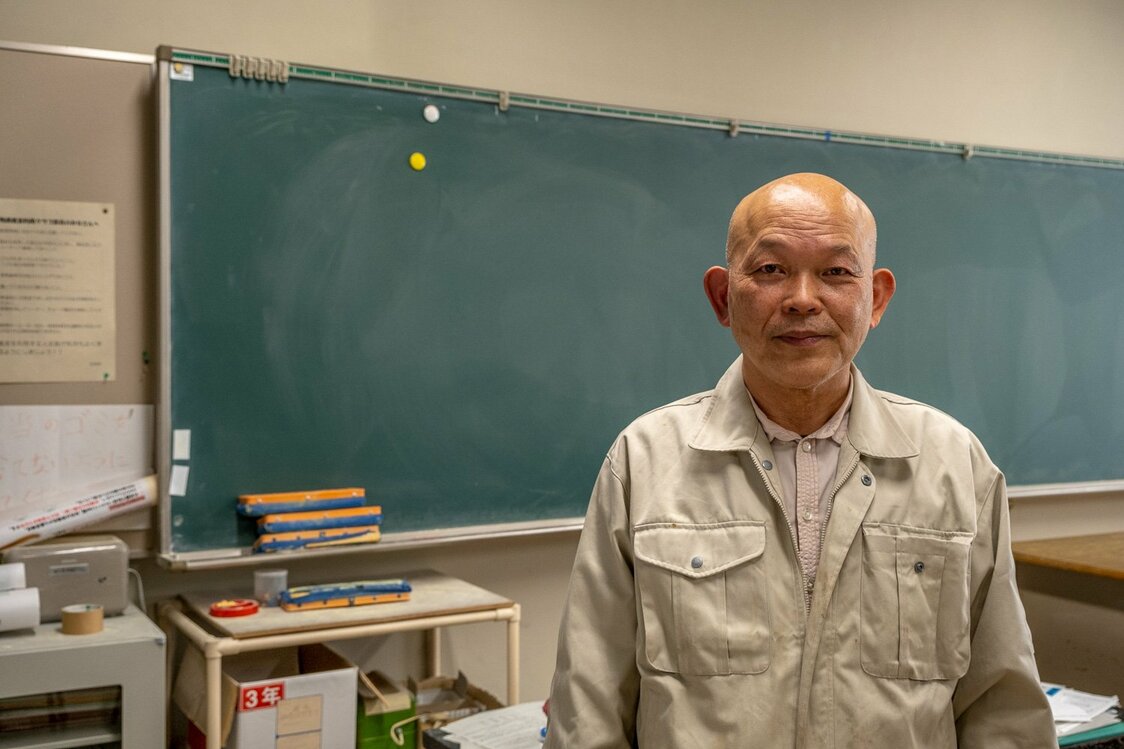 通勤電車の中で、英語の科学雑誌『Nature』を愛読する鈴木先生の姿が生徒たちを刺激した ©Michiko HAYASHI