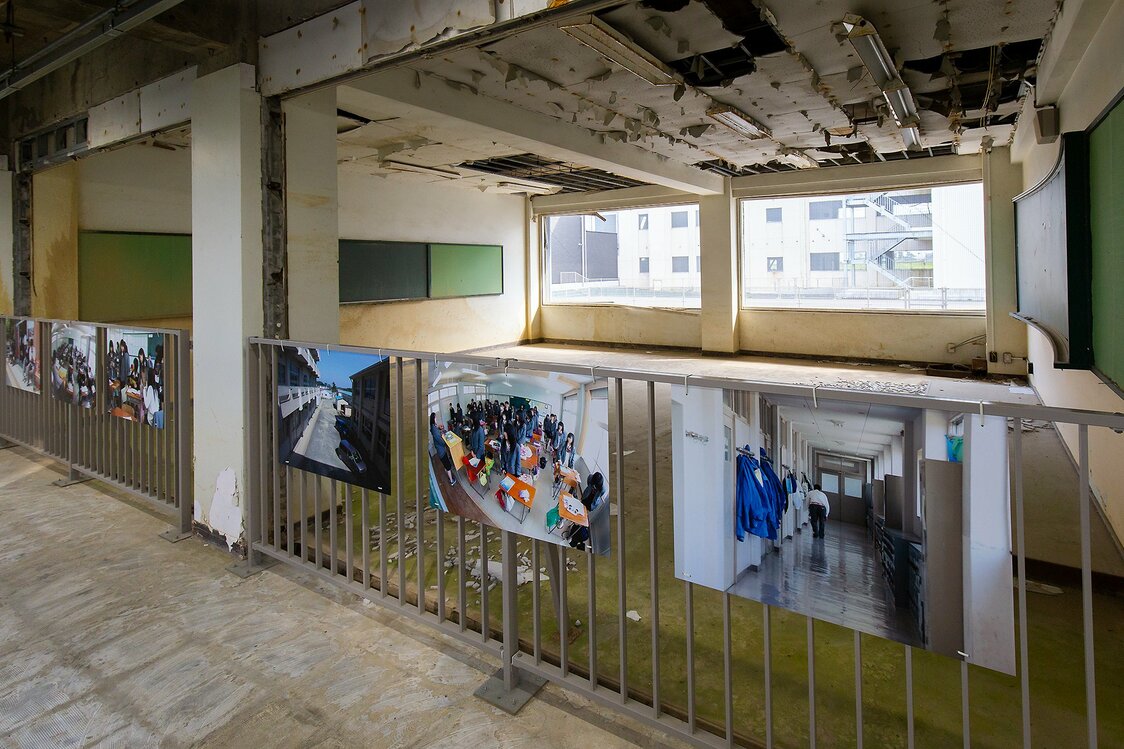 北校舎の廊下には、学校生活のさまざまな場面が写真で飾られている