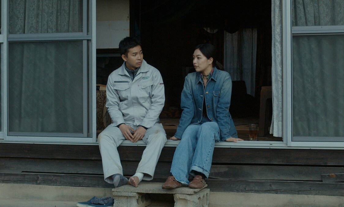 健太（仲野太賀）が出会った足立（木竜麻生）には、まだ幼い息子がいる　©2024　Nekojarashi /BittersEnd/Hitsukisha