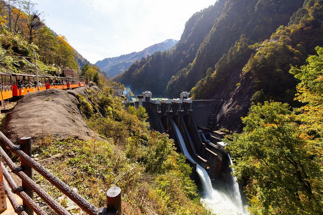 El tren pasa al lado de la presa de Dashidaira.