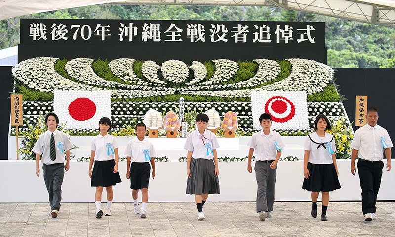 沖縄全戦没者追悼式で献花を終えた沖縄県の学生代表ら＝2015年6月23日、沖縄県糸満市の平和祈念公園（時事）
