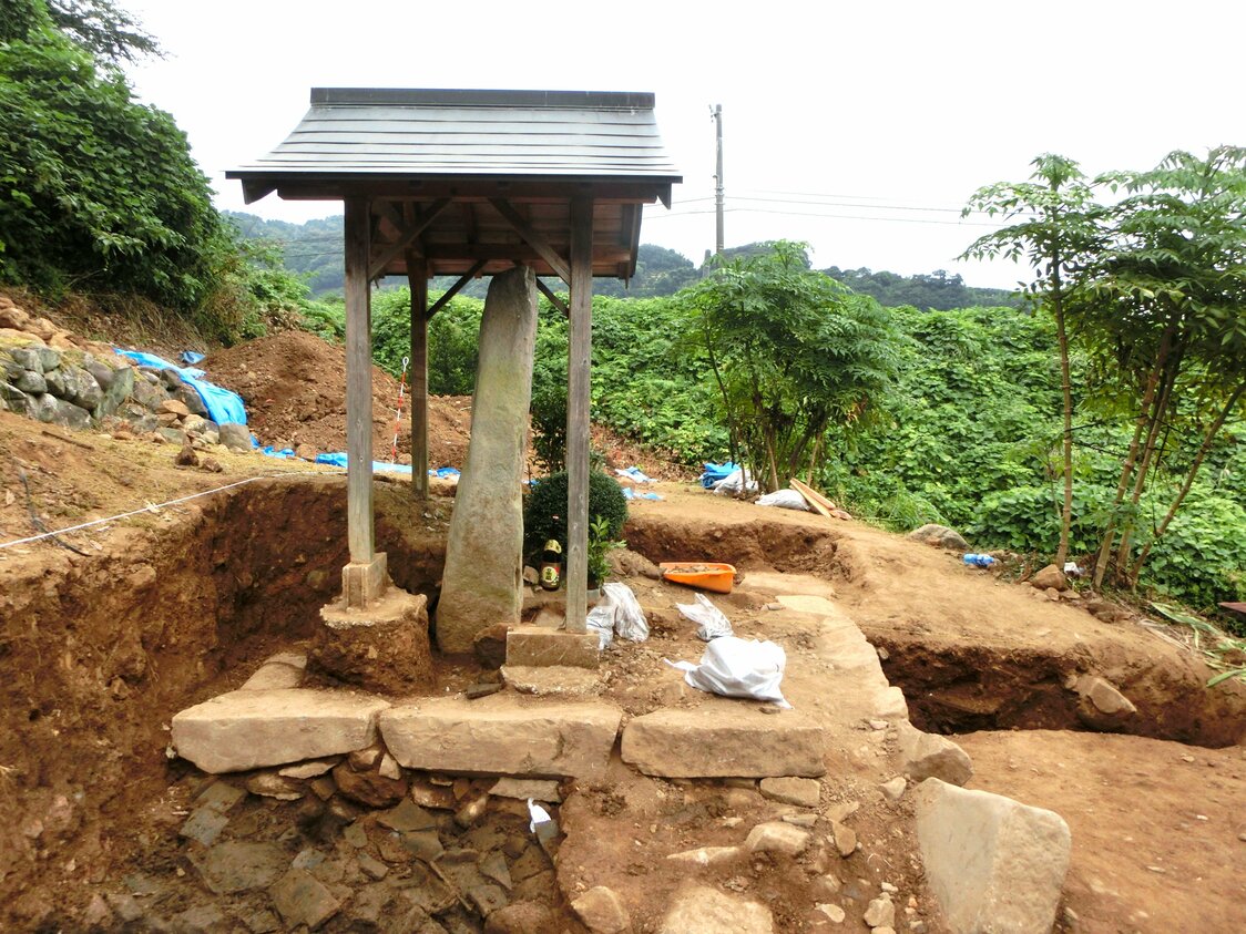 Las excavaciones dieron con gruesos sillares enterrados justo delante de la lápida. (Cortesía de Asada Masahiko)