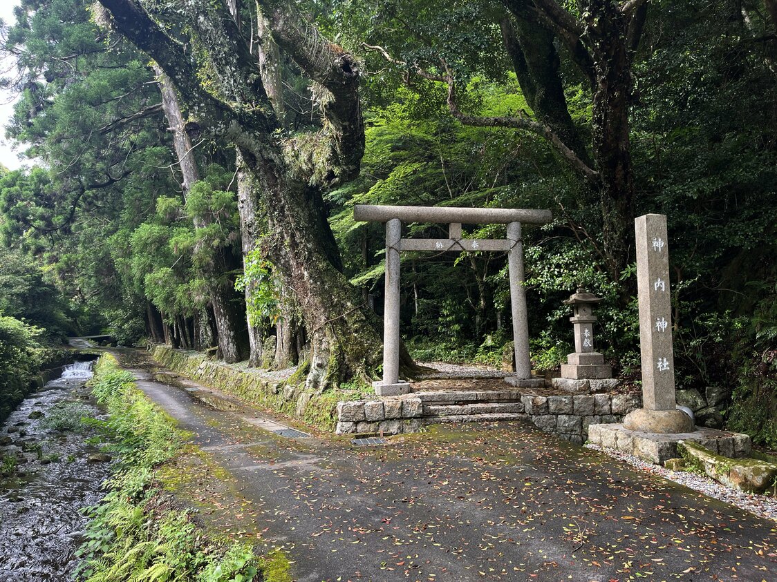 El santuario de Kōnouchi también es conocido como el santuario de Koyasu, nombre que hace referencia al parto seguro. Además de para pedir protección para las parturientas, los lugareños rezan aquí por una pesca abundante. Fotografía de Kitazaki Jirō.