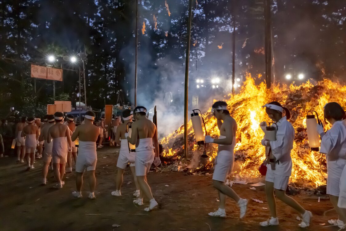 El festival Donto sai o Matsutaki matsuri del santuario Ōsaki Hachimangū, también conocido a nivel nacional como hadaka mairi. (© Sentia)