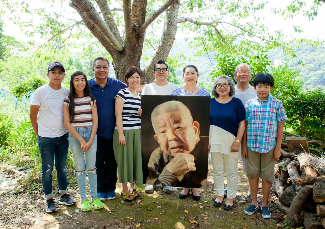 8月6日に広島、9日に長崎で2度被爆した山口彊（やまぐち・つとむ）さん（中央パネル）とその家族＝2017年8月。山口さんは90歳で語り部活動を始めて原爆の悲惨さを世に訴え、2010年に93歳でこの世を去った。家族は「祖父の願いを継承して、私たち被爆者家族は核兵器廃絶と世界恒久平和を発信していきます」とメッセージを寄せている。