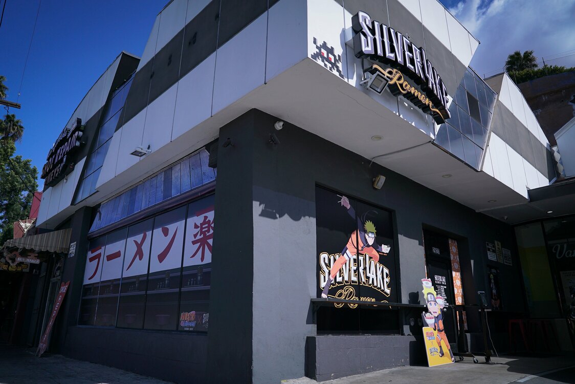 De mars à juillet, la chaîne américaine de râmen Silverlake Ramen a collaboré avec Naruto, recréant l’iconique restaurant « Ichiraku », dont le personnage principal est un habitué. (© Kishimoto Masashi, Scott/Shûeisha, TV Tokyo, Pierrot.)