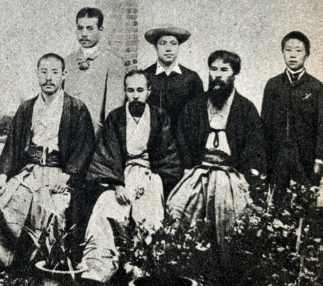 芝山巌事件で殉職した6人の学務官僚は「六士先生」と呼ばれた。現在は「六氏先生」の呼称も用いられている。右端が平井数馬。台湾協会所蔵の古写真