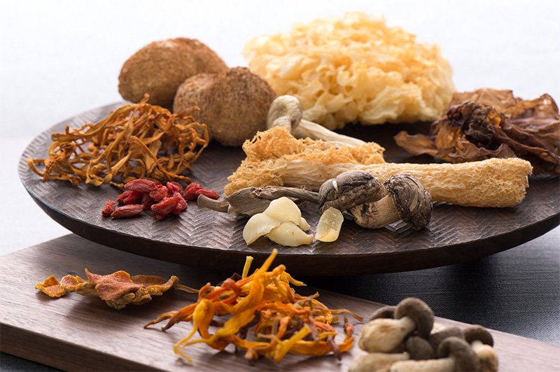 圖為「驚喜湯」的食材，包括竹笙、白木耳等高級菇類，還有枸杞與百合莖等18種。