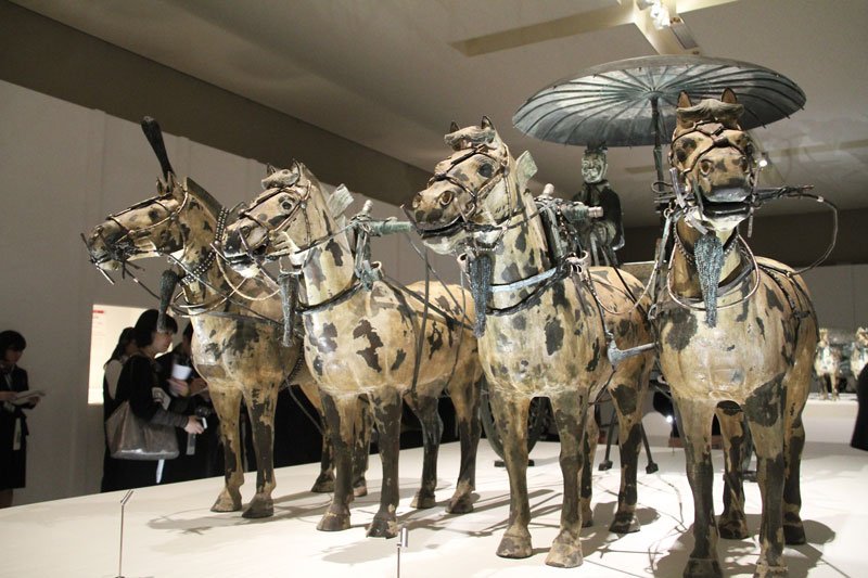 始皇帝の霊を運ぶ銅馬車