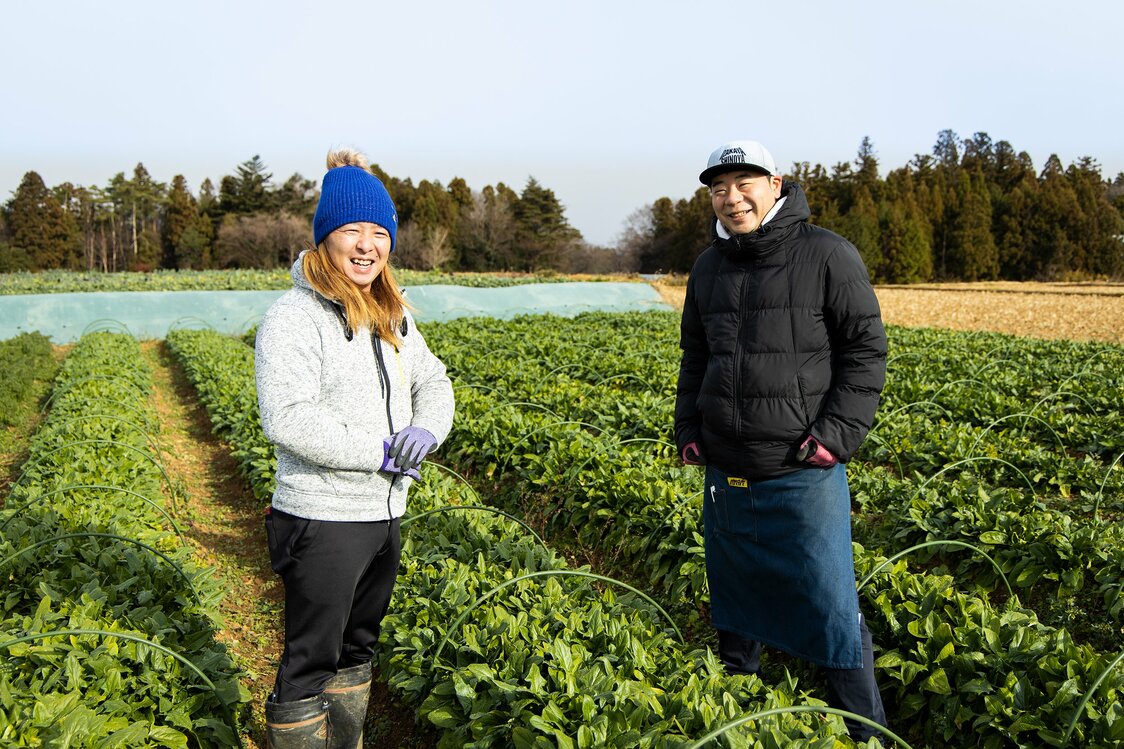 株式会社しのや代表の篠原さん（右）と談笑する大竹さん