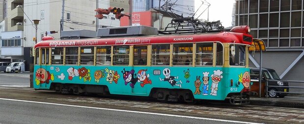 Un tranvía de Kōchi decorado con Anpanman y sus amigos. (© Gianni Simone)