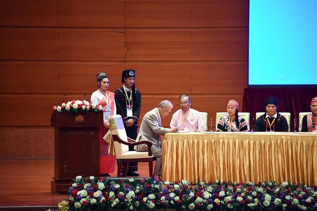At the 2015 Ceasefire Agreement ceremony, in Naypyidaw, Myanmar, Sasakawa Yōhei (third from left) signs as an international witness. (Courtesy the Nippon Foundation)