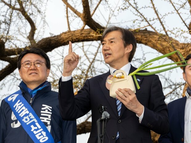 ネギを片手に、高騰するネギの値段を知らないと尹大統領を批判する曺国・祖国革新党代表=2024年4月6日、韓国北東部の江陵市で、同党提供