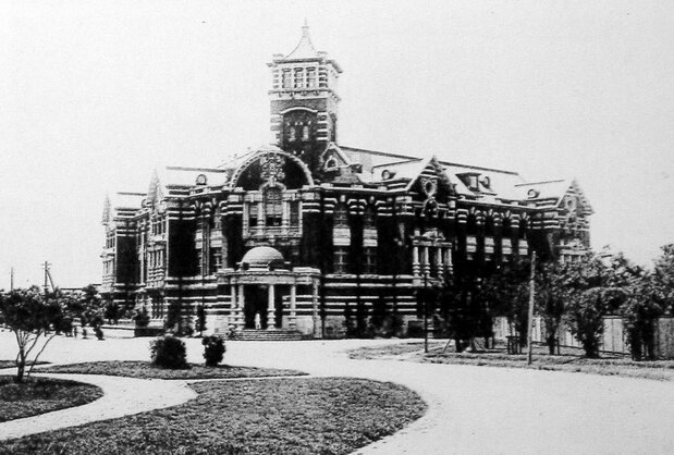 日本統治時代の専売局。明石の治績は産業インフラや交通機関の整備、電力事業、専売事業など、多岐にわたる。教育や司法の制度改革にも取り組んだ