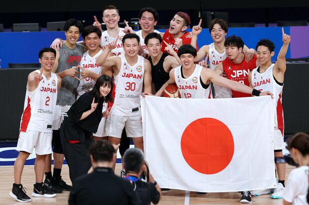 战胜佛得角确定获得巴黎奥运会参赛权后，日本国家队球员合影留念，9月2日，冲绳体育馆（时事社）