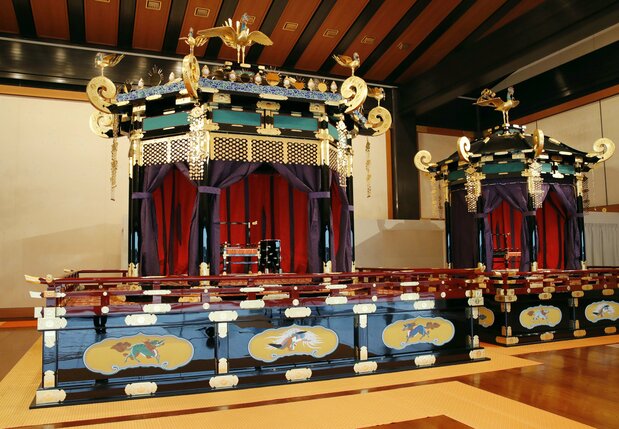 「即位礼正殿の儀」で使われる「高御座」（左）と「御帳台」＝2019年10月19日、皇居・宮殿「松の間」［代表撮影］（時事）