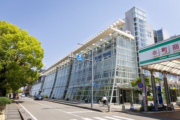 Opened in 2001, Egret Himeji has a distinct, all-glass exterior.