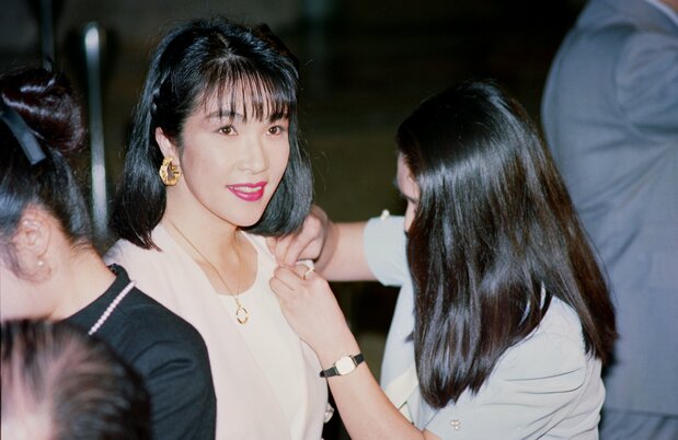 Takaichi Sanae se fait remettre un insigne alors qu'elle assiste à sa première session à la Chambre des représentants le 5 août 1993. (Jiji)