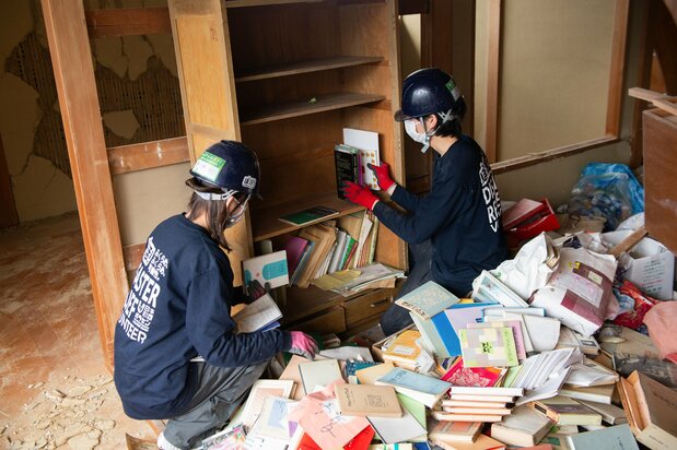 丁寧に汚れを払ってから棚に戻す