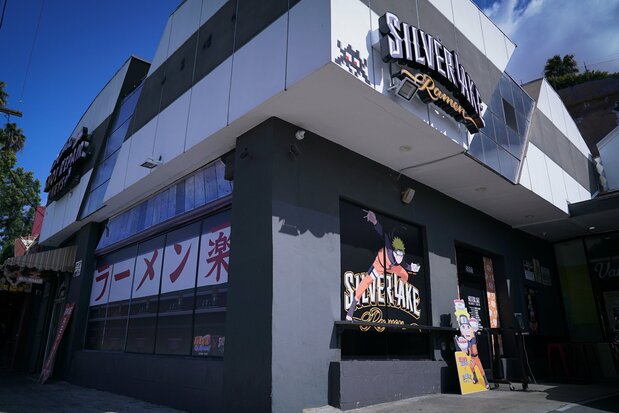 De mars à juillet, la chaîne américaine de râmen Silverlake Ramen a collaboré avec Naruto, recréant l'iconique restaurant « Ichiraku », dont le personnage principal est un habitué. (© Kishimoto Masashi, Scott/Shûeisha, TV Tokyo, Pierrot.)