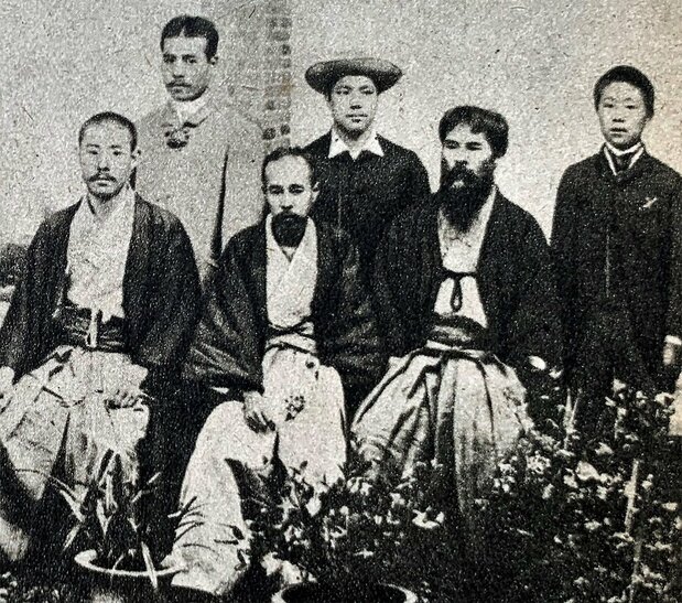 芝山巌事件で殉職した6人の学務官僚は「六士先生」と呼ばれた。現在は「六氏先生」の呼称も用いられている。右端が平井数馬。台湾協会所蔵の古写真