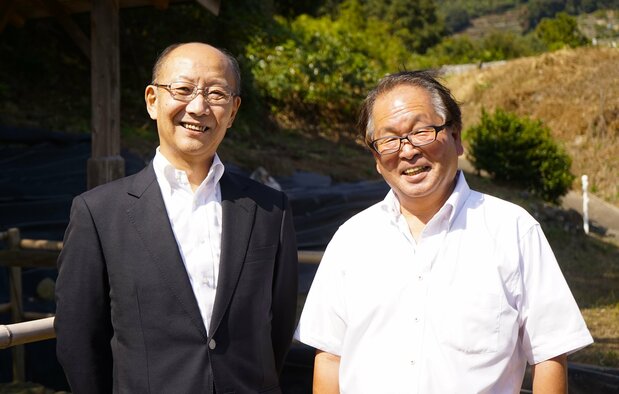 20年かけて伊木力墓石が千々石ミゲル夫妻の墓であることを証明した浅田昌彦さん(左)と大石一久さん 写真提供=浅田昌彦