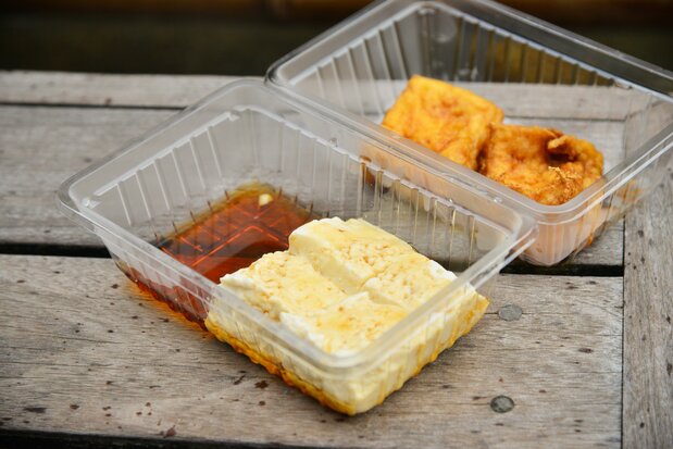不设座椅，站着进食的“立食豆腐”（画面前方，170日元），“立食油炸豆腐”（200日元）（图片：SHOE PRESs）