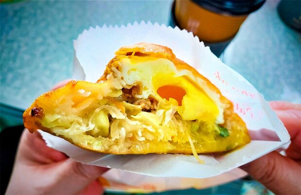 大豆と米の粉を水で溶き、牡蠣や豚肉などの餡を包んで揚げた「𧋘餅」