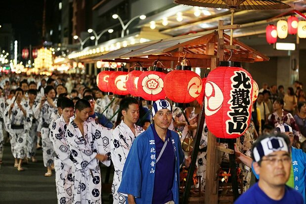 伴奏隊伍走向位於四條通的「旅所」。半夜12點後才能返回各町