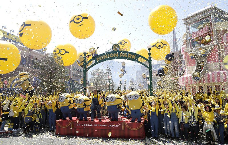 El comediante de rakugo Shōfukutei Tsurube, rodeado de “minions” de la película Mi villano favorito, inaugura la nueva atracción de Universal Studios Japan en un acto ante los medios de comunicación el 19 de abril. (© Jiji)