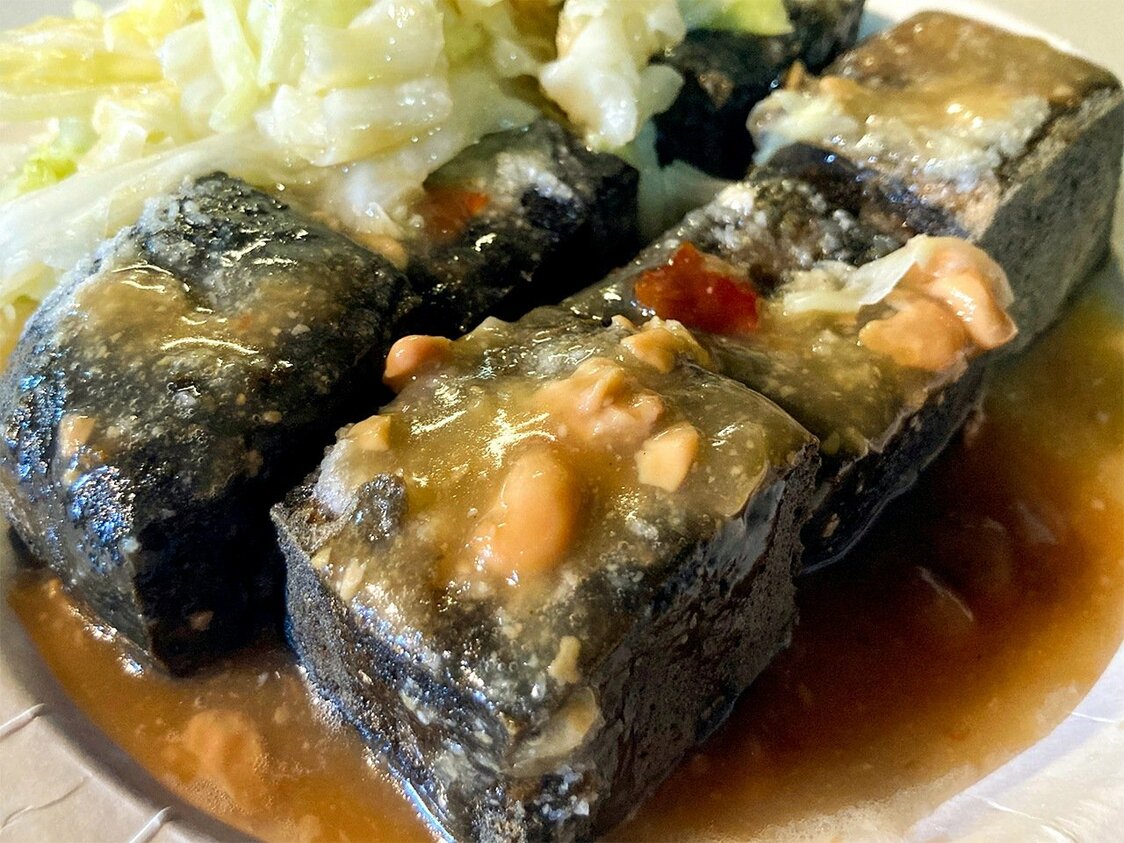 從外表沒辦法想像到味道其實很溫和的黑皮臭豆腐