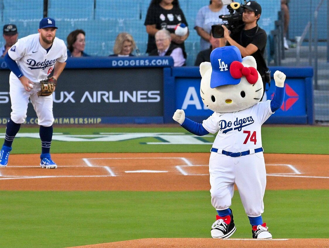 Hello Kitty lanza la primera bola en la ceremonia de apertura antes del partido entre los Dodgers de los Ángeles y los Mariners de Seattle en el estadio de los Dodgers, sede de este equipo de las Grandes Ligas de Béisbol de Estados Unidos. Los Ángeles, California, 29 de agosto de 2024. (Jiji)