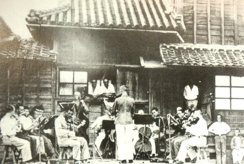 Répétition de l’orchestre du camp de prisonniers Bandô (photo tirée de « Le village allemand berceau de la 9e, le camp de prisonniers Bandô, édition révisée », Hayashi Keisuke, Ed. Inoue Shobô)