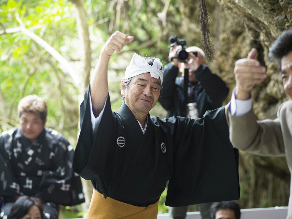 奉納が終わると、三線の音に乗ってみんなでカチャーシーを踊る