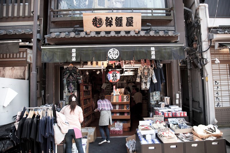 絆纏屋 住所／東京都台東区浅草1-37-11 TEL／03-5827-0852 営業時間／10：00～18：00 定休日／水曜 英語の解説／なし http://www.hantenya.com/