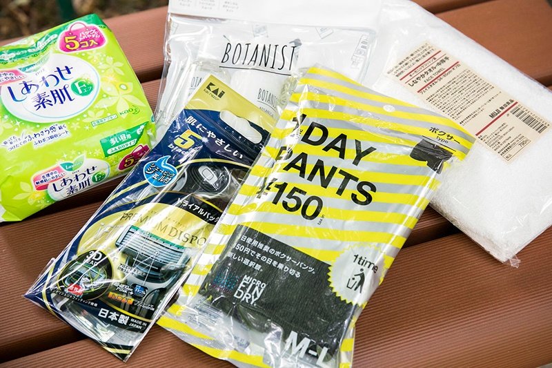 En el centro, la ropa interior desechable diseñada por la propia marca privada de FamilyMart junto a un fabricante de ropas, 1DAY PANTS. En la tienda se venden todo tipo de productos desechables a precios asequibles.