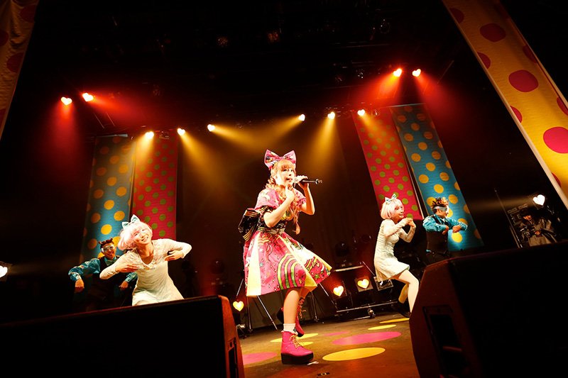 スポットライトもハート型！100%KPP WORLD TOUR 2013パリ公演のステージ（2013年2月10日、パリ18区のLa Cigale）より。©asobisystem
