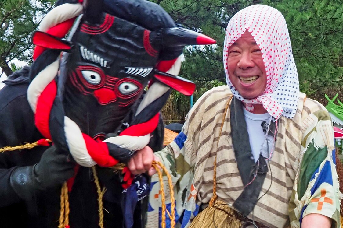 太郎を手こずらせる暴れ牛。面には「安永十年（1781年）」の銘があり、祭りの歴史を物語る