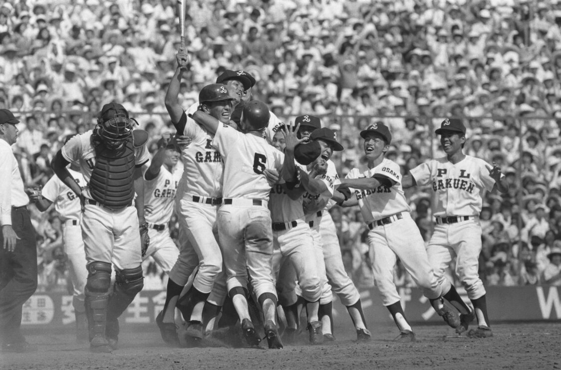 1985年の全国高校野球選手権大会決勝で2年ぶり3回目の優勝を決め喜ぶPL学園ナイン＝阪神甲子園球場、1985年8月21日（時事）