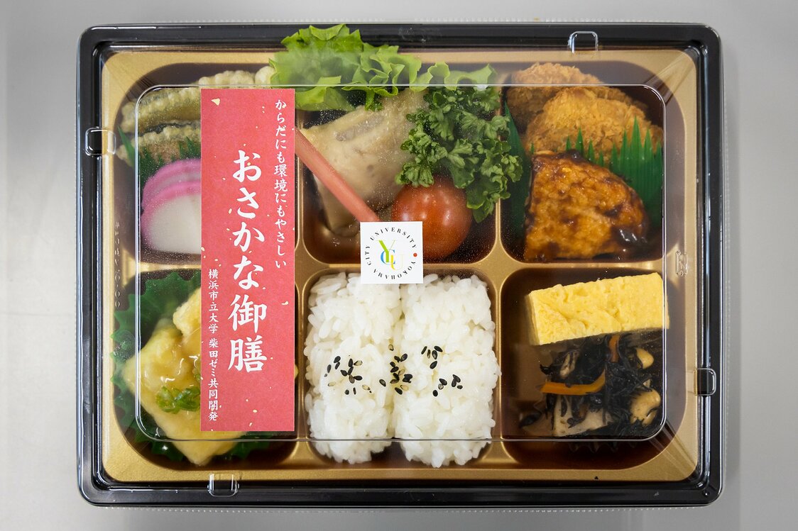 「魚肉御膳」（稅前598日圓）。包裝上還印有「橫濱市立大學柴田研究小組共同開發」字樣