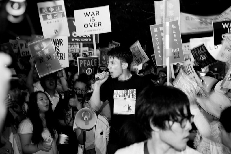 Протестующие SEALDs перед зданием Парламента в 2015 г.